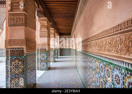 Ben Youssef Madrasa ist ein islamisches madrasa (College) in Marrakesch, Marokko, funktioniert als historische Stätte. Oberflächen der zellij (Mosaik Fliesen} Stockfoto