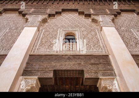 Ben Youssef Madrasa ist ein islamisches madrasa (College) in Marrakesch, Marokko, funktioniert als historische Stätte. Oberflächen der zellij (Mosaik Fliesen} Stockfoto