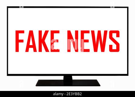 Fake News im Fernsehen. Lügen von Informationen, um Menschen im Fernsehen zu betrügen. Medientechnik und modernes Lifestyle-Konzept: Fake News ansehen und lesen. Schwindel-Konzept. Stockfoto