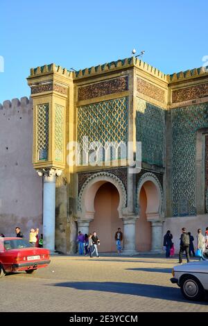 Meknes, Marokko - 19. November 2014: Unbekannte Menschen vor dem beeindruckenden Bab el-Monsour-Tor, einer Touristenattraktion der Stadt Stockfoto