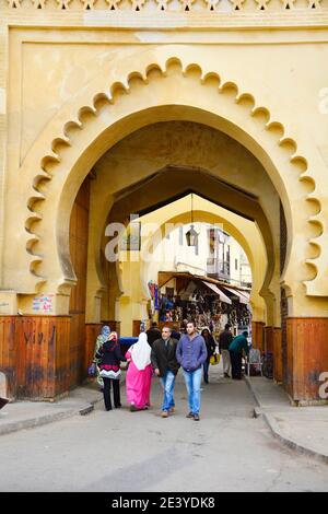 Fez, Marokko - 20. November 2014: Nicht identifizierte Menschen auf Torbogen Bab Sidi el-Aouad in die Medina und Souks Stockfoto