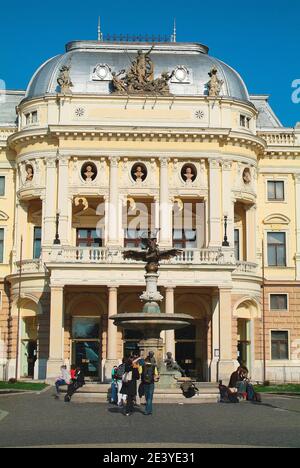 Bratislava, Slowakei - 13. März 2007: Unbekannte Menschen vor dem historischen Slowakischen Nationaltheater und dem Ganymed-Brunnen Stockfoto