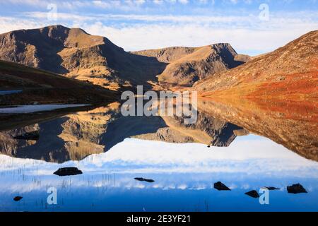 Stilles Wasser des Llyn Ogwen Sees reflektiert Y Garn und Foel Goch Berge im Snowdonia Nationalpark. Ogwen Valley, Gwynedd, North Wales, Großbritannien Stockfoto