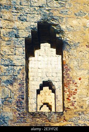 Fensterrahmen in Wänden der Valentre Brücke in Cahors (Frankreich). Abstrakter Hintergrund. Foto in Retro-Farben Stockfoto