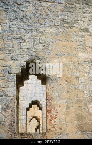 Fensterrahmen in Wänden der Valentre Brücke in Cahors (Frankreich). Abstrakter Hintergrund. Stockfoto