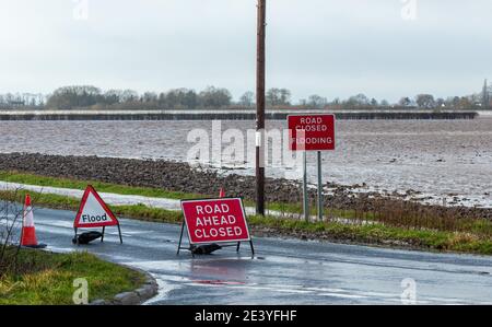 Straße vor geschlossen und Hochwasser-Warnschilder auf der Straße nach Cawood Bridge, North Yorkshire während Storm Christoph. Die Ouse hat ihre Ufer geplatzt Stockfoto