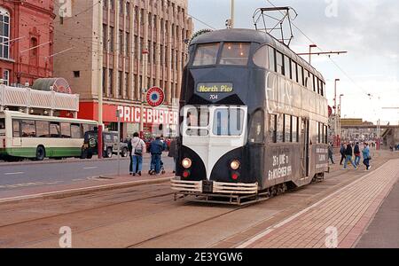 Blackpool Balloon Double Decker Straßenbahn Nr. 704 außerhalb Blackpool Turm im Oktober 1999 Stockfoto