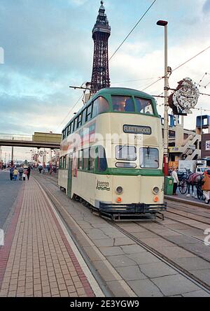 1934 gebaut Blackpool Balloon Doppeldecker Tram Auto 702 auf der Meeresfront mit Blackpool Tower im Hintergrund Oktober 1999. Stockfoto