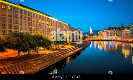 Herrliche Aussicht auf Genf in der Schweiz am Abend. Jet d'Eau Brunnen und Skyline der Stadtlandschaft von pont de la Coulouvreniere reflektiert auf der Rhone Fluss Stockfoto