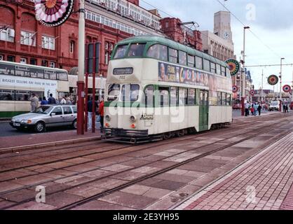 1934 Blackpool Balloon Double Decker Tram No 702 Hier gesehen Im Oktober 1999 vor dem Blackpool Tower Stockfoto