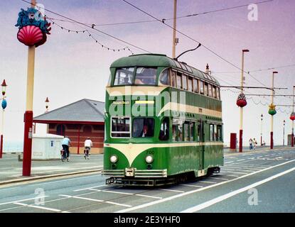 Classic Balloon Double Decker Tram Nr. 700 auf dem Meer Front in Blackpool in den 1990er Jahren nach einer Generalüberholung zurück Zum ursprünglichen Stil im Jahr 1997 Stockfoto