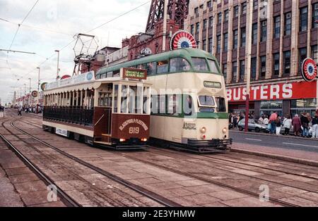 Blackpool Single Decker Tram 619 und Balloon Tram 715 treffen sich Vor dem Blackpool Tower Oktober 1999 Stockfoto