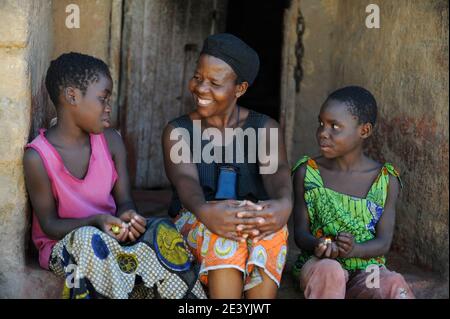 SAMBIA, Copperbelt, Stadt Ndola, Township Nkwazig, katholische Kirche unterstützt HIV-Hilfen Waisen, ältere Frau mit zwei Waisen / SAMBIA Ndola im Copperbelt, Township Nkwazig, katholische Kirche betreibt ein Counselling Centre für AIDS Waisen und -kranke, Teresa Mulenga 11 Jahre (rosa) und Fridah Kakoma 11 Jahre (gruen) sind AIDS Waisen Stockfoto