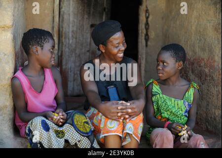 SAMBIA, Copperbelt, Stadt Ndola, Township Nkwazig, katholische Kirche unterstützt HIV-Hilfen Waisen, ältere Frau mit zwei Waisen / SAMBIA Ndola im Copperbelt, Township Nkwazig, katholische Kirche betreibt ein Counselling Centre für AIDS Waisen und -kranke, Teresa Mulenga 11 Jahre (rosa) und Fridah Kakoma 11 Jahre (gruen) sind AIDS Waisen Stockfoto