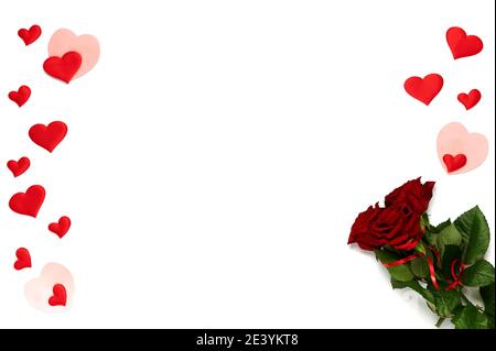 Alles gute zum Valentinstag. Rosenstrauß und viele verschiedene farbige Herzen auf weißem, isoliertem Hintergrund Stockfoto