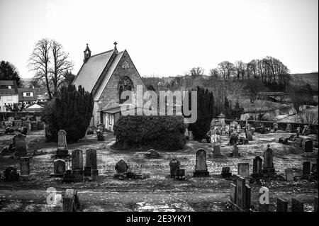 Kirchhof im Dorf Dalrymple Ayrshire an einem Wintertag. Stockfoto