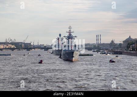 19.07.2020. Russland, St. Petersburg: Vorbereitung der Marineparade. Die Boykiy Korvette und der Admiral Kasatonov Fregatte an der Verankerung im Wasser ar Stockfoto