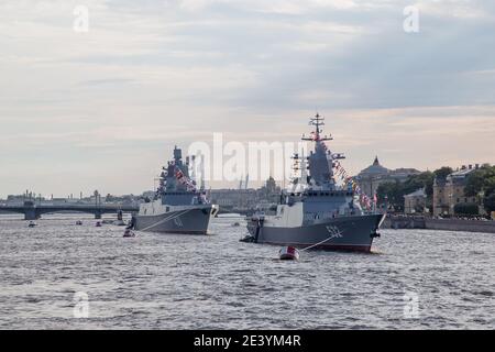 19.07.2020. Russland, St. Petersburg: Vorbereitung der Marineparade. Die Boykiy Korvette und der Admiral Kasatonov Fregatte an der Verankerung im Wasser ar Stockfoto