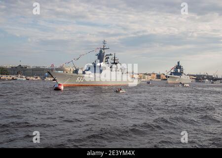 19.07.2020. Russland, St. Petersburg: Vorbereitung der Marineparade. Die Boykiy Korvette und der Admiral Kasatonov Fregatte an der Verankerung im Wasser ar Stockfoto