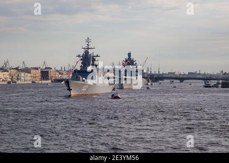 19.07.2020. Russland, St. Petersburg: Vorbereitung der Marineparade. Die Boykiy Korvette und der Admiral Kasatonov Fregatte an der Verankerung im Wasser ar Stockfoto
