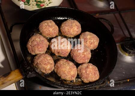 Kochen Fleischschnitzel. Fleischbällchen werden in einer Pfanne gebraten. Stockfoto