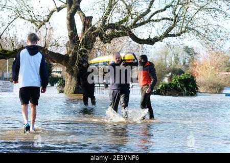 Hereford, Herefordshire - Donnerstag, 21. Januar 2021 - der Fluss Wye überflutet die Greyfriars-Gegend der Stadt mit einem Gipfel, der heute Abend von 5.3 Metern erwartet wird. Mitglieder des Ruderclubs der Hereford Cathedral School werden gezeigt, wie sie ihre Boote aus einem überfluteten Clubhaus neben dem Wye in Sicherheit bringen. Foto Steven May / Alamy Live News Stockfoto