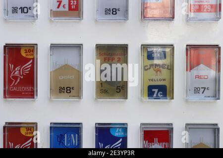 Gerolzhofen, Deutschland. Januar 2021. Eine Ausgabetaste für eine Packung FFP2-Masken ist an einem Zigarettenautomaten zu sehen. Ein Tabakladen bietet die Schutzmasken in seinen Automaten an. Quelle: Karl-Josef Hildenbrand/dpa/Alamy Live News Stockfoto