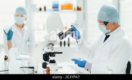 Nahaufnahme. Virologen arbeiten im Labor. Stockfoto