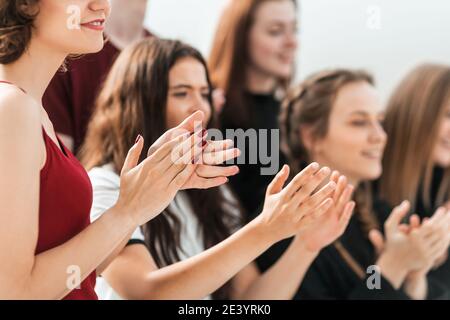 Nahaufnahme: Verschiedene junge Menschen applaudieren zusammen . Stockfoto