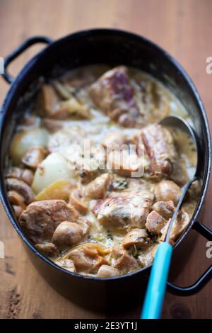 Schweinefilet mit Pilzen, Zwiebel in cremiger Sauce Stockfoto