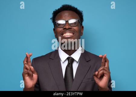 Junger afrikanischer Mann, der die Daumen drückt. Studioaufnahme Stockfoto