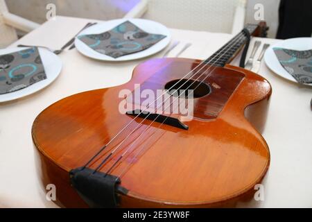 Akustische Gitarre wartet darauf gespielt zu werden, Nahaufnahme Stockfoto