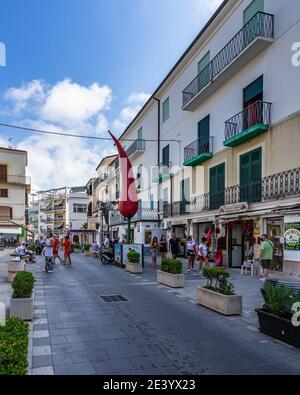 Diamante, Kalabrien, Italien, Aug. 2020 – Blick auf die Hauptstraße von Diamante, einer Stadt in Kalabrien, die für rote Chilis berühmt ist Stockfoto