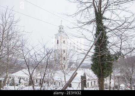 Winterlandschaft, verschneiten Tag, orthodoxe Kloster Velika Remeta Kloster. Das Hotel liegt im Dorf Velika Remeta auf dem Berg Fruška Gora im Norden Stockfoto