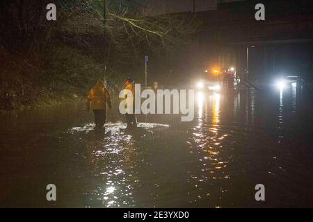 Teesport, Middlesbrough, Teesside, Großbritannien. Mittwoch, 20. Januar 2021: Bilder zeigen ein Auto, das in einer Flut auf der Tees Dock Road steckt, die der Eingang zu Te ist Stockfoto