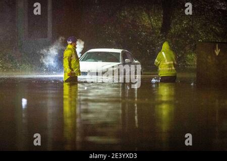 Teesport, Middlesbrough, Teesside, Großbritannien. Mittwoch, 20. Januar 2021: Bilder zeigen ein Auto, das in einer Flut auf der Tees Dock Road steckt, die der Eingang zu Te ist Stockfoto