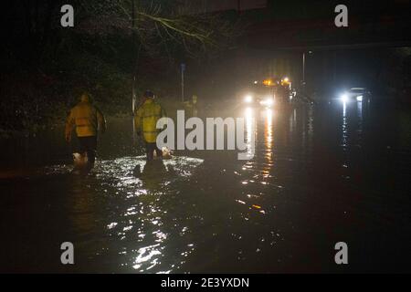 Teesport, Middlesbrough, Teesside, Großbritannien. Mittwoch, 20. Januar 2021: Bilder zeigen ein Auto, das in einer Flut auf der Tees Dock Road steckt, die der Eingang zu Te ist Stockfoto