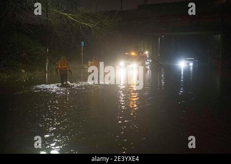 Teesport, Middlesbrough, Teesside, Großbritannien. Mittwoch, 20. Januar 2021: Bilder zeigen ein Auto, das in einer Flut auf der Tees Dock Road steckt, die der Eingang zu Te ist Stockfoto