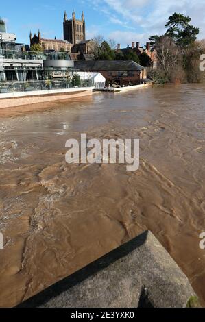 Hereford, Herefordshire - Donnerstag, 21. Januar 2021 - der Fluss Wye ist sehr hoch mit einigen Überschwemmungen in der Greyfriars Gegend der Stadt. Der Wye soll heute Abend auf 5.3 Meter hoch sein. Foto Steven May / Alamy Live News Stockfoto