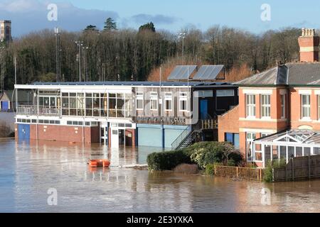 Hereford, Herefordshire - Donnerstag, 21. Januar 2021 - der Fluss Wye hat einige Eigenschaften am Flussufer überflutet, darunter das Ruderclub-Bootshaus - der Wye wird voraussichtlich heute Abend auf 5.3 Metern seinen Höhepunkt erreichen. Foto Steven May / Alamy Live News Stockfoto