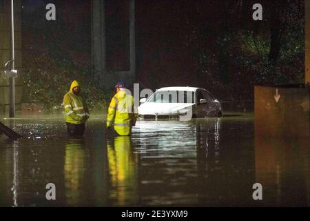 Teesport, Middlesbrough, Teesside, Großbritannien. Mittwoch, 20. Januar 2021: Bilder zeigen ein Auto, das in einer Flut auf der Tees Dock Road steckt, die der Eingang zu Te ist Stockfoto