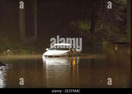 Teesport, Middlesbrough, Teesside, Großbritannien. Mittwoch, 20. Januar 2021: Bilder zeigen ein Auto, das in einer Flut auf der Tees Dock Road steckt, die der Eingang zu Te ist Stockfoto