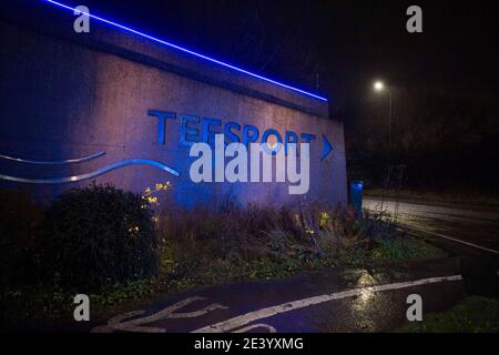 Teesport, Middlesbrough, Teesside, Großbritannien. Mittwoch, 20. Januar 2021: Bilder zeigen ein Auto, das in einer Flut auf der Tees Dock Road steckt, die der Eingang zu Te ist Stockfoto