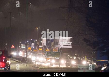 Teesport, Middlesbrough, Teesside, Großbritannien. Mittwoch, 20. Januar 2021: Bilder zeigen ein Auto, das in einer Flut auf der Tees Dock Road steckt, die der Eingang zu Te ist Stockfoto