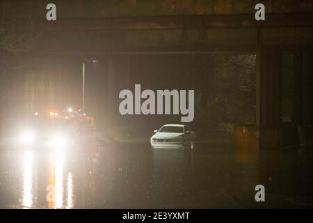 Teesport, Middlesbrough, Teesside, Großbritannien. Mittwoch, 20. Januar 2021: Bilder zeigen ein Auto, das in einer Flut auf der Tees Dock Road steckt, die der Eingang zu Te ist Stockfoto