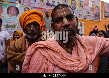 MATHURA, INDIEN - Jan 01, 2021: Menschen von mathura spielen holi in der Straße von barsana und nandgaon, in holi-Farben bedeckt, glücklich und festliche Konzept Stockfoto