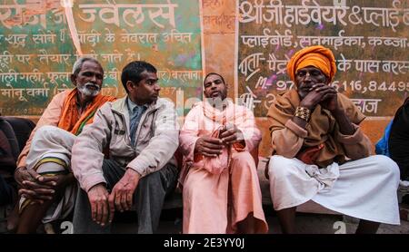 MATHURA, INDIEN - Jan 01, 2021: Menschen von mathura spielen holi in der Straße von barsana und nandgaon, in holi-Farben bedeckt, glücklich und festliche Konzept Stockfoto