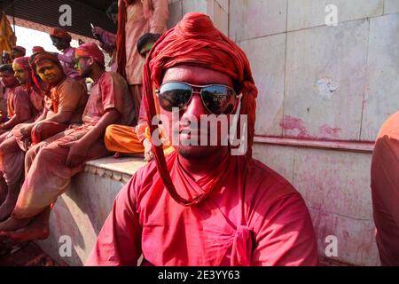 MATHURA, INDIEN - Jan 01, 2021: Menschen von mathura spielen holi in der Straße von barsana und nandgaon, in holi-Farben bedeckt, glücklich und festliche Konzept Stockfoto