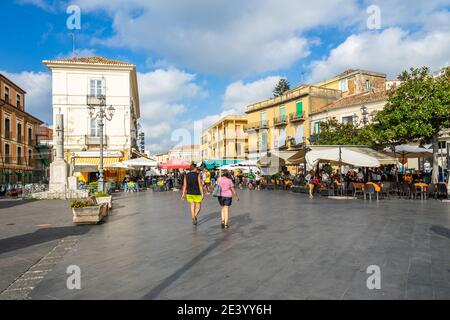 Pizzo, Kalabrien, Italien, August 2020 – Touristen auf dem Hauptplatz von Pizzo, voll von Bars und Restaurants während der Sommersaison Stockfoto