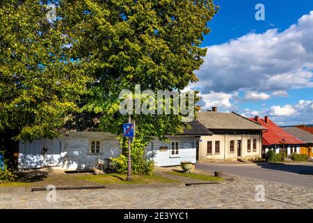 Lanckorona, Polen - 27. August 2020: Traditionelle Holzhäuser in der historischen königlichen Freilichtmuseum Stadt Lanckorona in der Bergregion von Polen Stockfoto